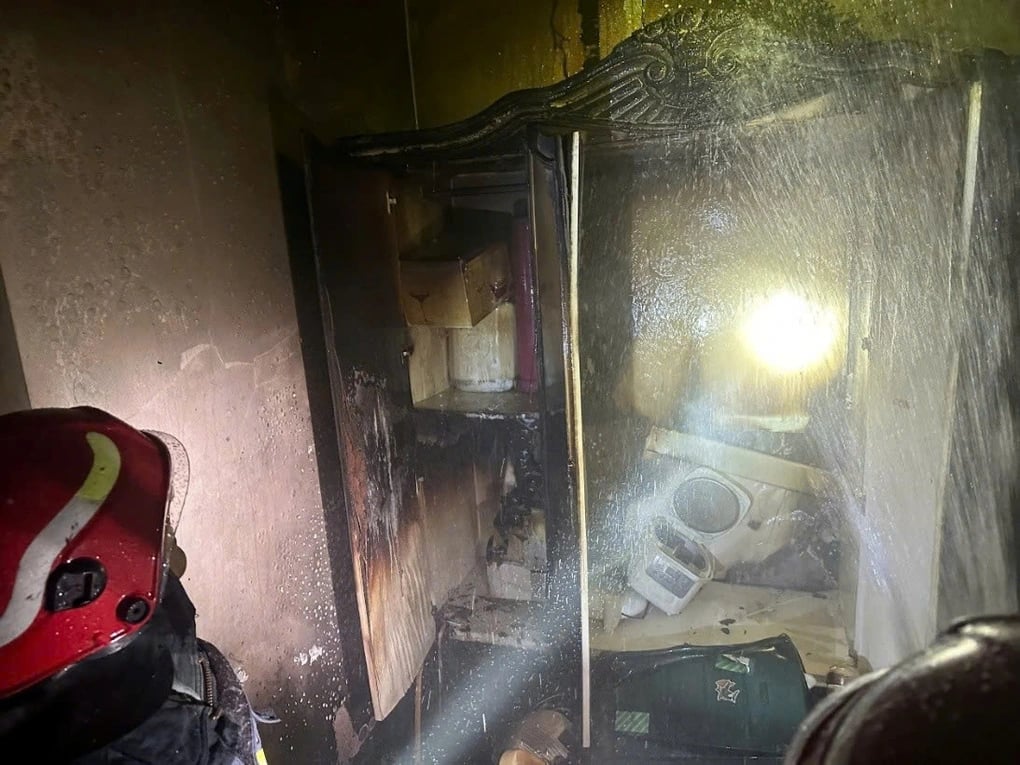 Cháy nhà 7 tầng trong đêm ở Hà Nội, cảnh sát giải cứu chủ nhà bị mắc kẹt - 1