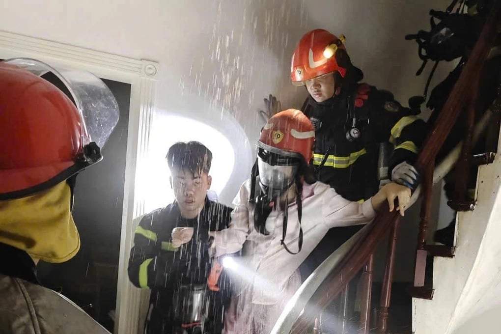 Cháy nhà 7 tầng trong đêm ở Hà Nội, cảnh sát giải cứu chủ nhà bị mắc kẹt - 2