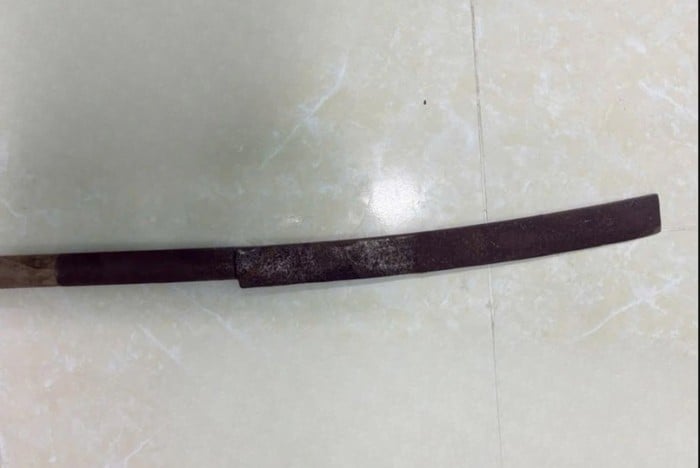 an-giang-tinh-hinh-nguoi-dan-ong-bi-hang-xom-dung-dao-tu-che-chem-vao-co-va-gay-do-hat-karaoke-1