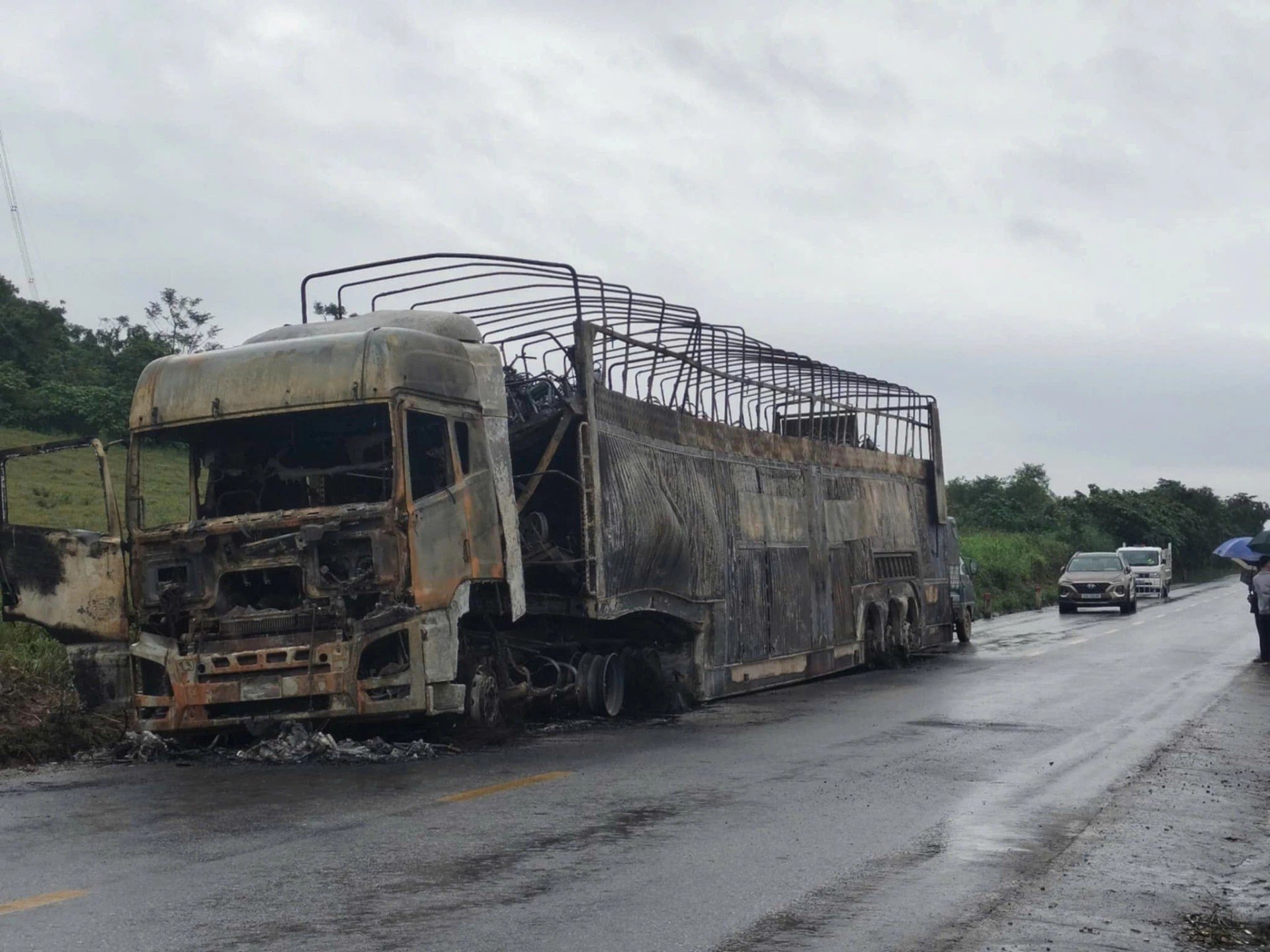 Ngọn lửa thiêu rụi 128 xe máy trên xe đầu kéo tại Quảng Trị - Ảnh 1.