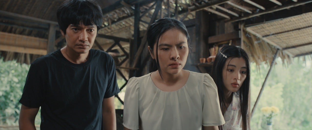 Nhân vật của Vân Trang bị bạo hành trong phim “Nhà ma xó”