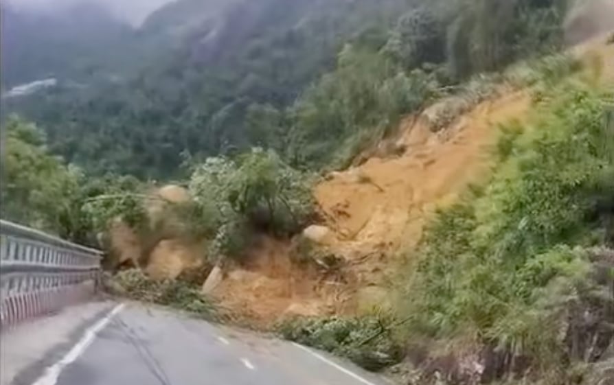 NÓNG: Giải cứu thành công 11 người mắc kẹt 2 ngày trên đèo Khánh Lê - Ảnh 1.