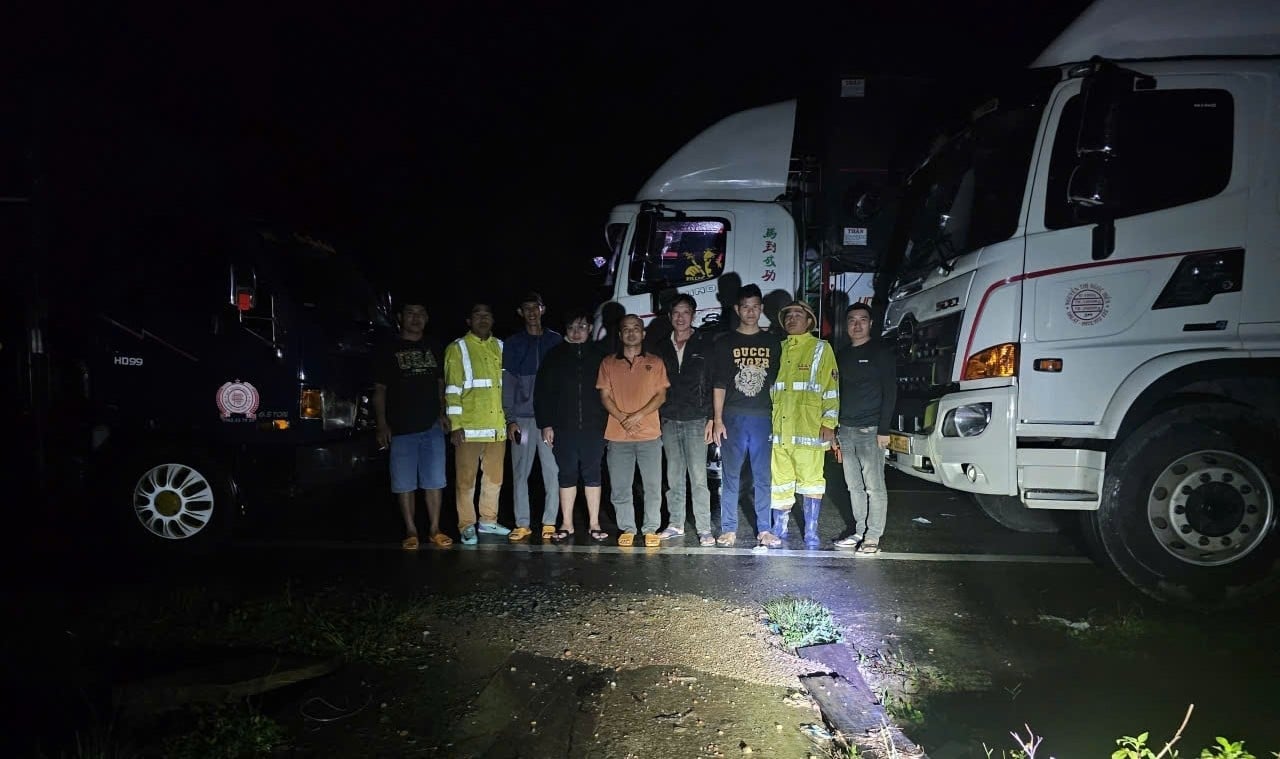 NÓNG: Giải cứu thành công 11 người mắc kẹt 2 ngày trên đèo Khánh Lê - Ảnh 2.