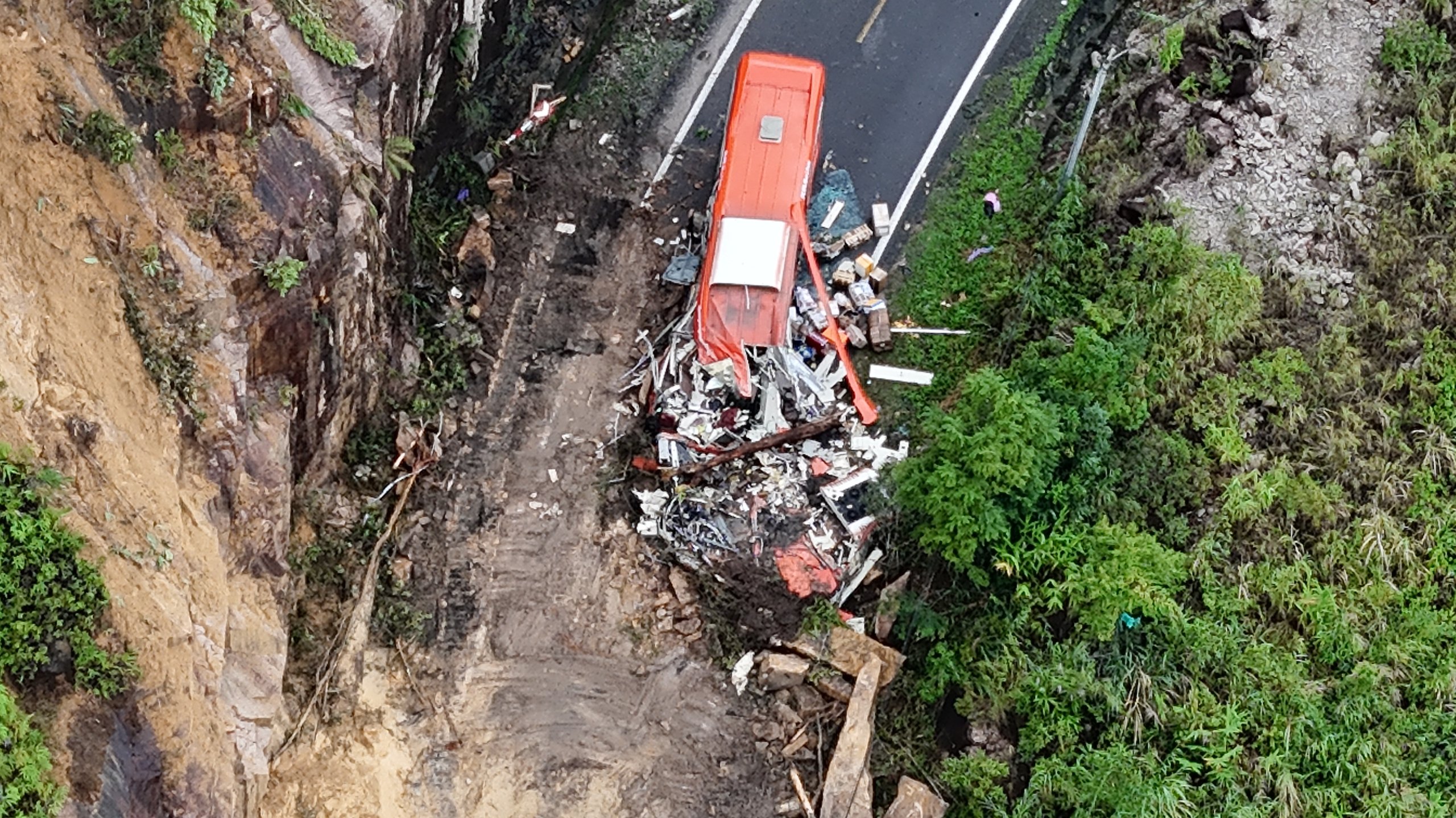NÓNG: Giải cứu thành công 11 người mắc kẹt 2 ngày trên đèo Khánh Lê - Ảnh 3.