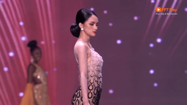 20-1763601769-huong-giang-tai-ban-ket-miss-universe-2025-than-thai-rang-ro-nhung-van-gay-tranh-cai.gif