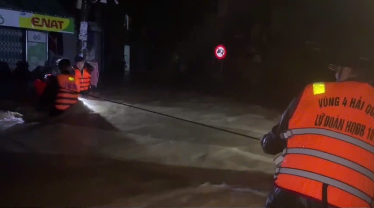 20-1763607289-dac-cong-nuoc-hai-quan-xuyen-dem-dot-kich-diem-nong-ngap-lut-giai-cuu-nguoi-dan-ket-trong-lu.jpg
