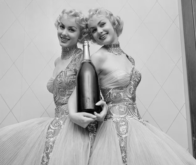 Cuộc đời cặp song sinh huyền thoại chọn ra đi cùng nhau ở tuổi 89