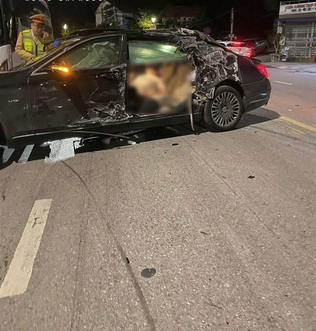 Camera-ghi-lai-canh-va-cham-kinh-hoang-giua-xe-khach-va-xe-maybach-s600-1-nguoi-tu-vong-1