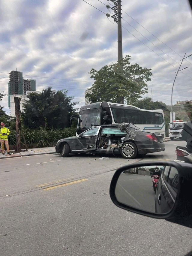 Camera-ghi-lai-canh-va-cham-kinh-hoang-giua-xe-khach-va-xe-maybach-s600-1-nguoi-tu-vong-5