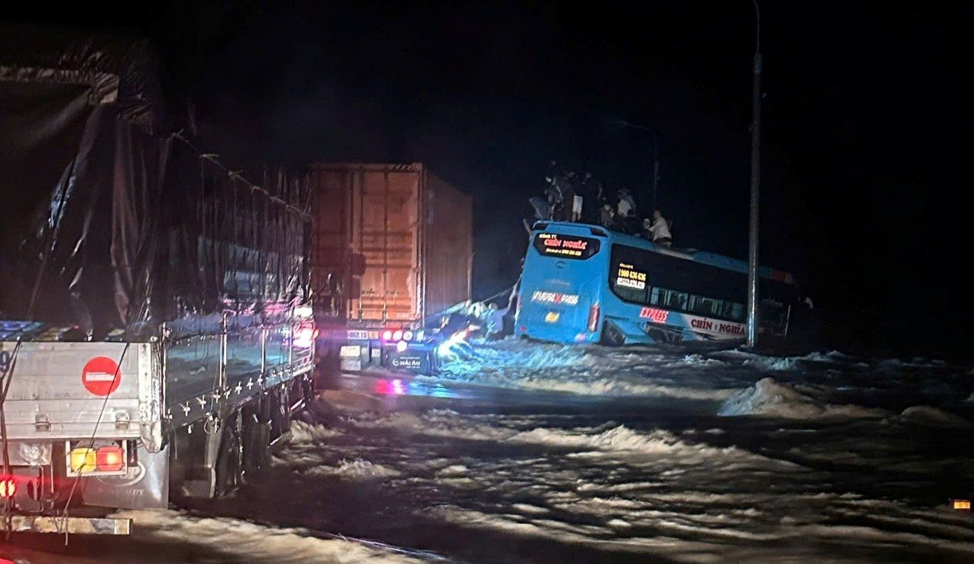 Giải cứu 33 người trên xe khách bị lũ cuốn trên Quốc lộ 1 qua Khánh Hòa- Ảnh 1.