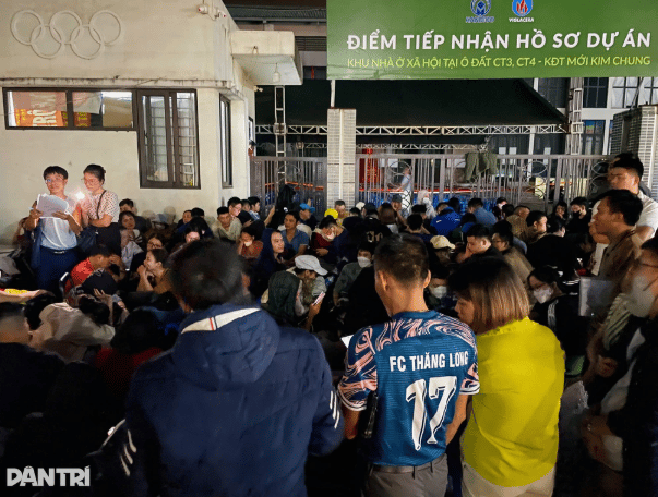 Bo-xay-dung-ra-chi-dao-khan-sau-vu-chen-lan-xep-hang-tu-dem-de-giu-cho-mua-nha-o-xa-hoi-4