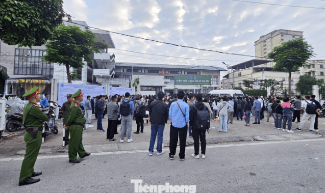 Bo-xay-dung-ra-chi-dao-khan-sau-vu-chen-lan-xep-hang-tu-dem-de-giu-cho-mua-nha-o-xa-hoi-5