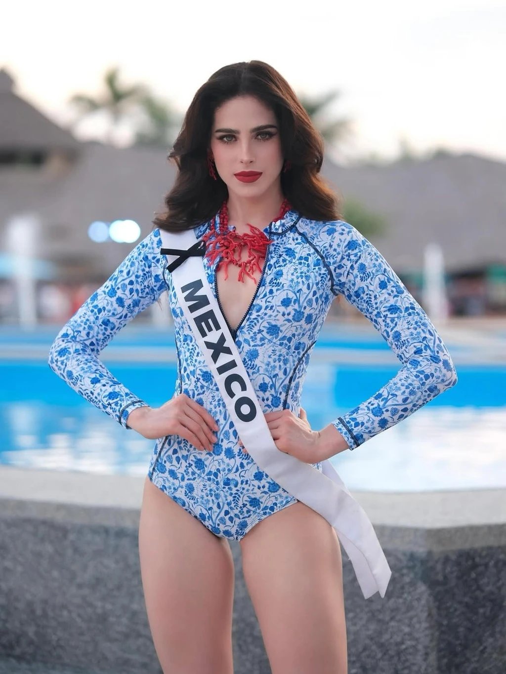 21-1763713102-chan-dung-tan-miss-universe-2025-den-tu-mexico-tai-sac-ven-toan-nhung-dang-quang-giua-bao-tranh-cai.webp