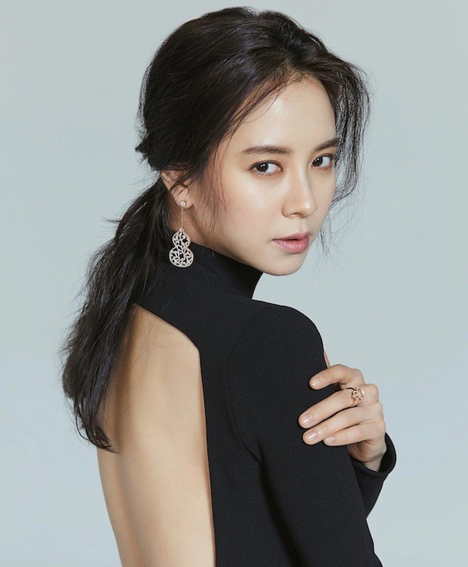 21-1763714592-mo-ngo-song-ji-hyo-bat-ngo-bi-gui-thu-de-doa-toi-tan-cong-ty.jpg
