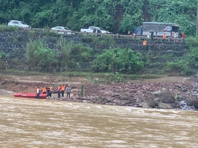 tai-xe-bi-lu-cuon-troi-2