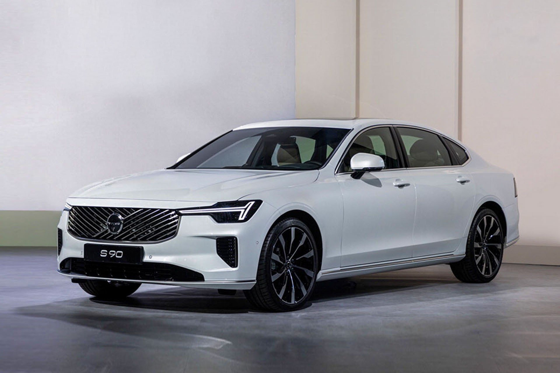 23-1763883522-volvo-s90-t8-recharge-2026-ra-mat-ngoai-hinh-tinh-te-suc-manh-462-ma-luc-va-dinh-vi-lai-khach-hang.jpg