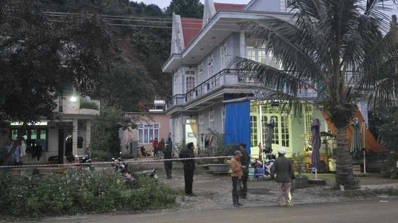 Quả đồi nứt toác, khẩn cấp di dời dân trong đêm -0