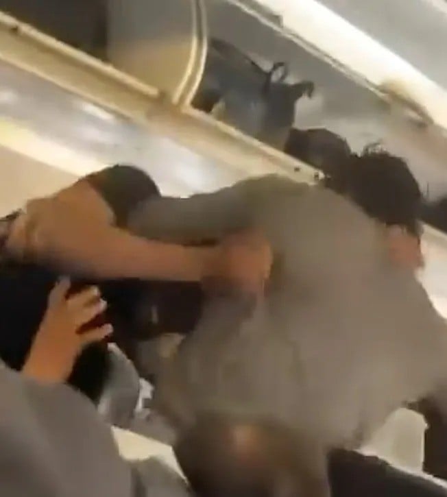Hai ngôi sao mạng xã hội lao vào ẩu đả dữ dội trên máy bay- Ảnh 1.