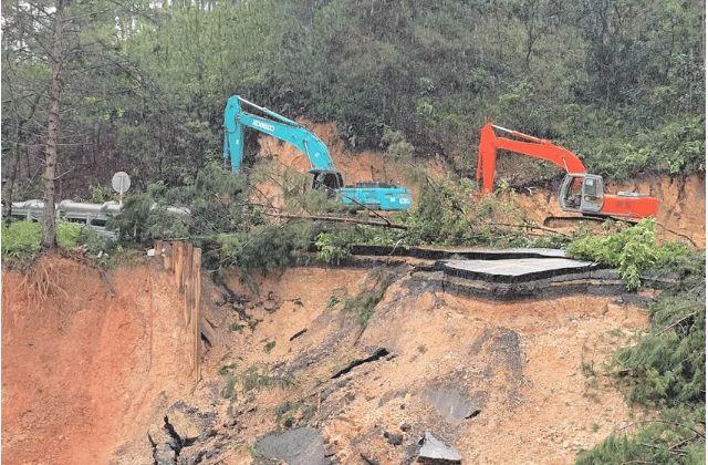 Huy-dong-toi-da-may-moc-vat-tu-de-xu-ly-sat-lo-tai-deo-mimosa-han-chot-de-thong-xe-2-lan-3