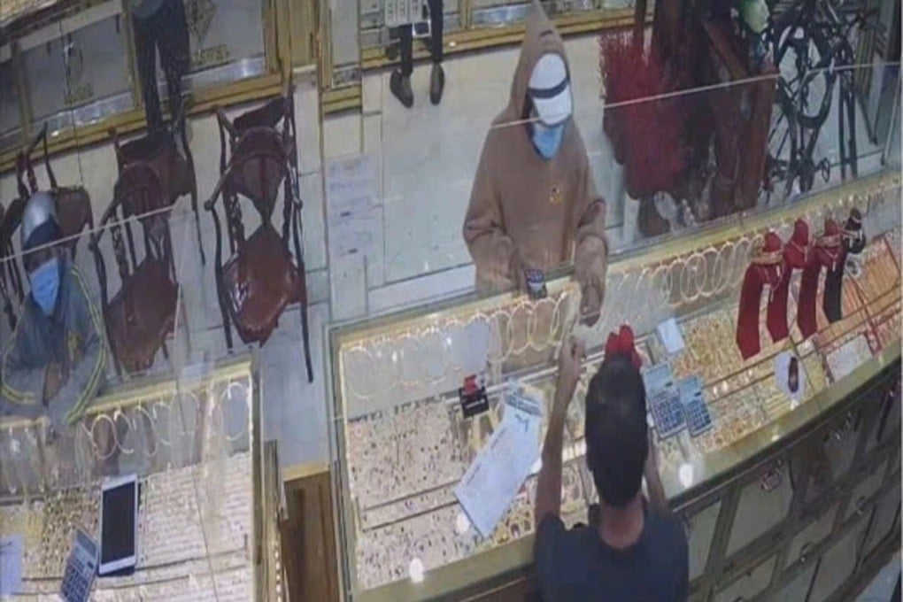 Công an truy tìm nam thanh niên bịt mặt cướp dây chuyền ở tiệm vàng - 1