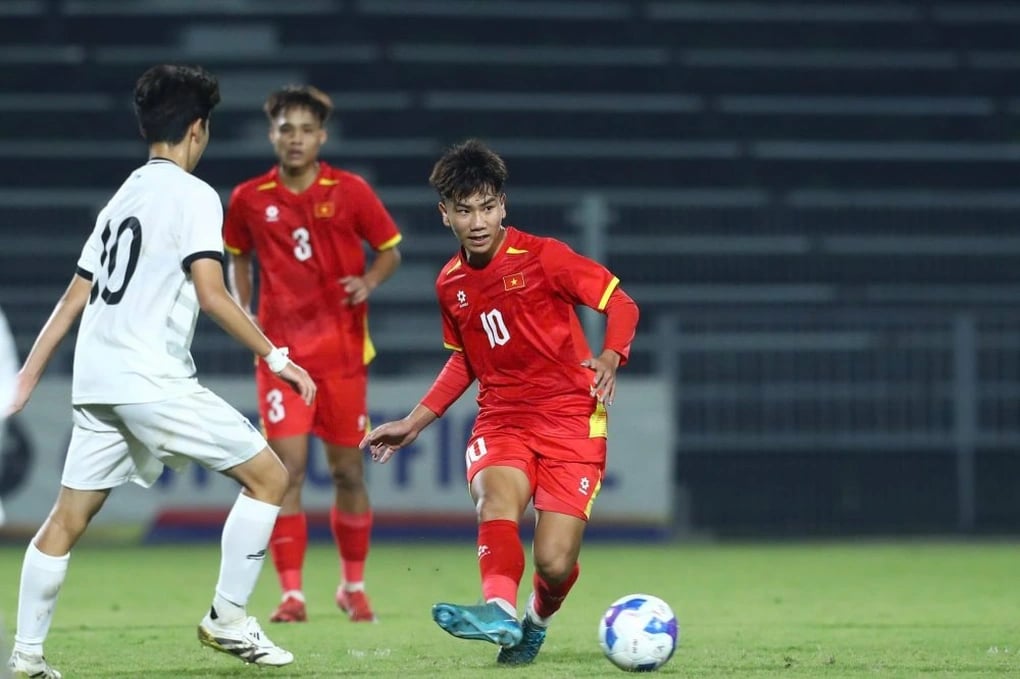 25-1764034405-u17-viet-nam-thang-14-0-gianh-ngoi-dau-bang-tu-u17-malaysia.webp