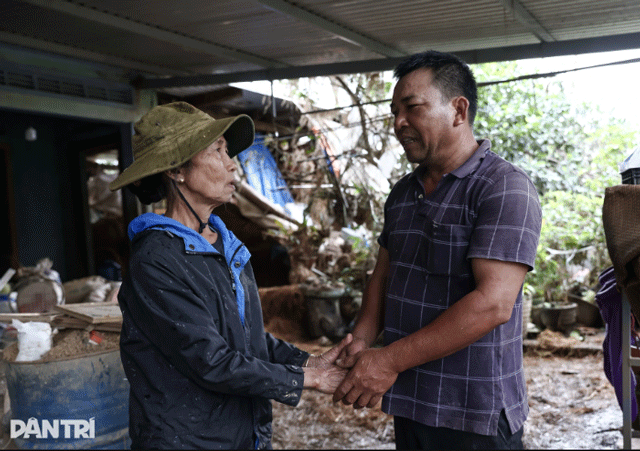 Xuc-dong-canh-chu-trau-mac-ket-gan-1-tuan-tren-mai-nha-biet-trau-con-song-toi-mung-roi-nuoc-mat-6