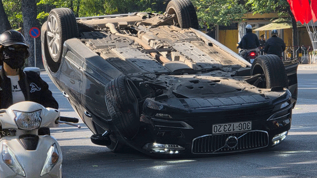 Nguyen-nhan-xe-volvo-s90-lat-ngua-nga-y-giua-duong-o-ha-noi-khien-nhieu-nguoi-khong-khoi-ngo-ngang-3