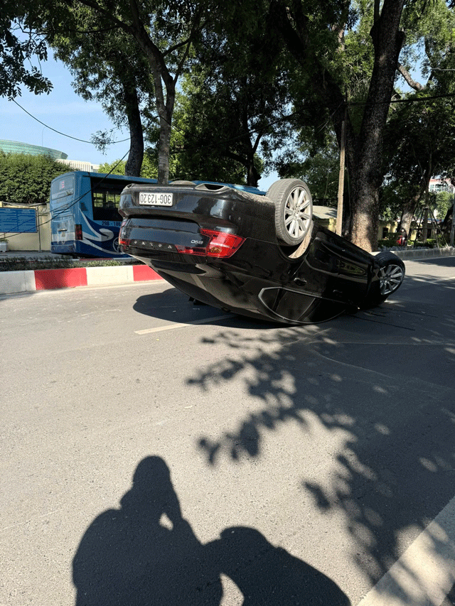 Nguyen-nhan-xe-volvo-s90-lat-ngua-nga-y-giua-duong-o-ha-noi-khien-nhieu-nguoi-khong-khoi-ngo-ngang-4