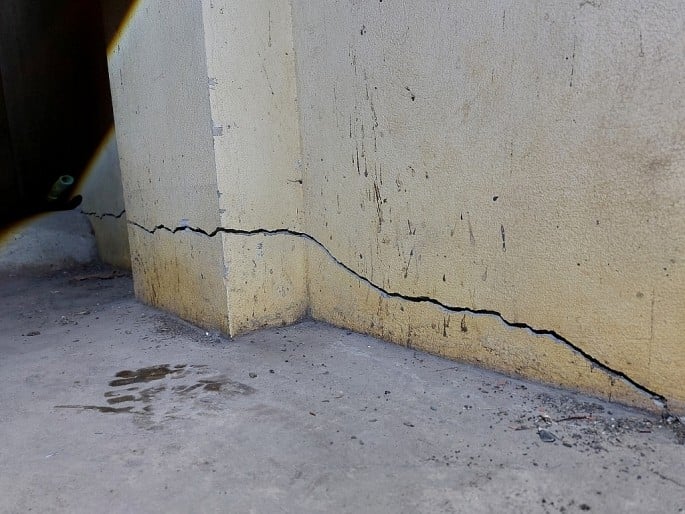 Lắp máy cắt, chặt công nghiệp trong khu dân cư khiến hàng xóm nứt nhà