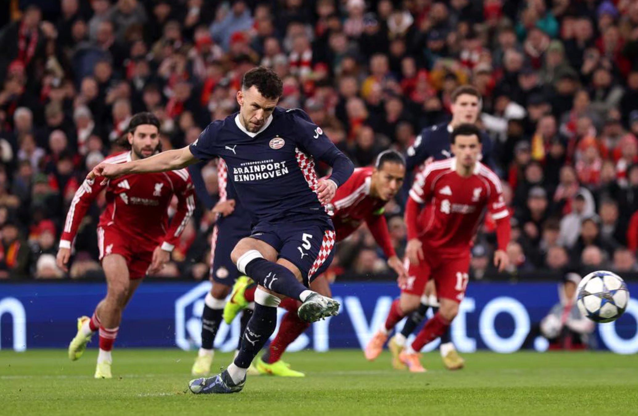 Liverpool thảm bại 1-4, PSV ca khúc khải hoàn tại sân Anfield - Ảnh 1.