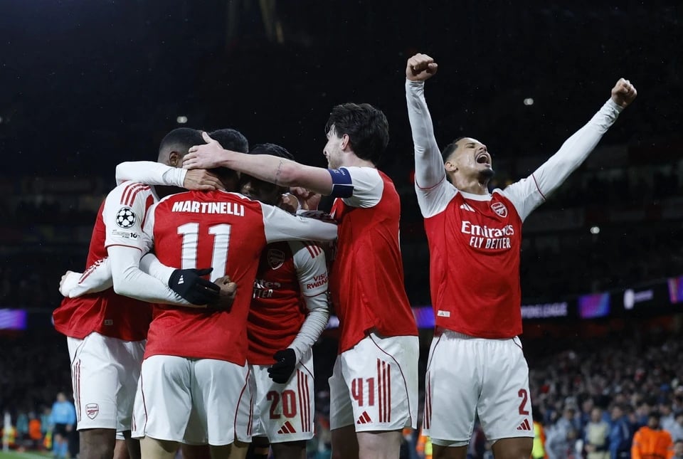 27-1764233845-arsenal-da-thuc-su-buoc-len-tam-doi-bong-lon.jpg