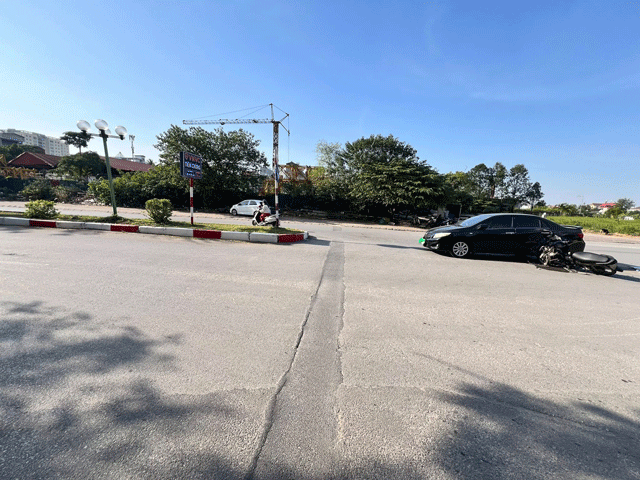 Camera-ghi-lai-canh-2-quai-xe-lop-9-khong-mu-bao-hiem-lao-thang-vao-xe-oto-sang-o-ha-noi-4