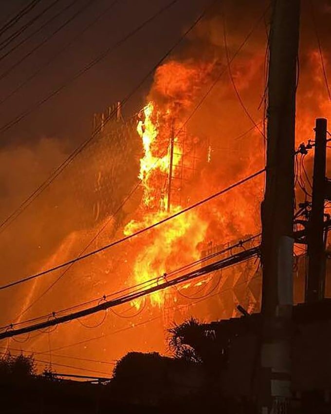 Lửa bao trùm phía ngoài quán bar. Ảnh: Thái Hà