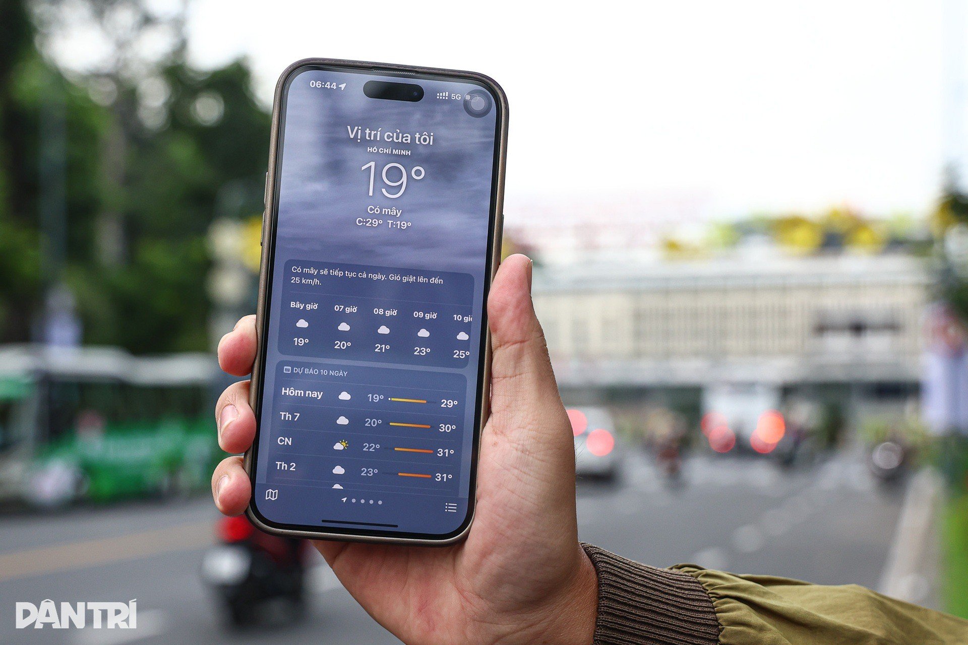 28-1764296163-nhiet-do-tphcm-xuong-19-do-c-nguoi-dan-co-ro-giua-pho-khung-canh-khac-la-hiem-thay.jpg