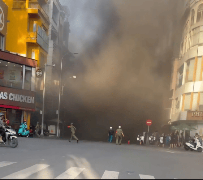 Chay-tham-my-vien-o-tphcm-hien-truong-vu-chay-khien-khach-hang-va-nhan-vien-thao-chay-3