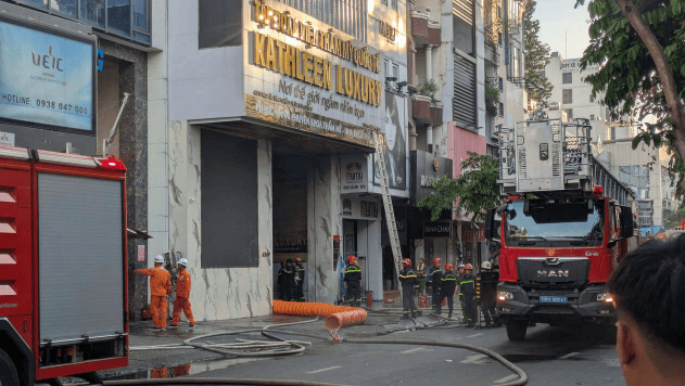 Chay-tham-my-vien-o-tphcm-hien-truong-vu-chay-khien-khach-hang-va-nhan-vien-thao-chay-4