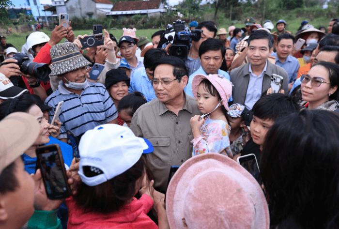 Thu-tuong-pham-minh-chinh-chi-dao-khan-sau-khi-den-tham-nguoi-dan-chiu-anh-huong-nang-ne-do-mua-lu-2