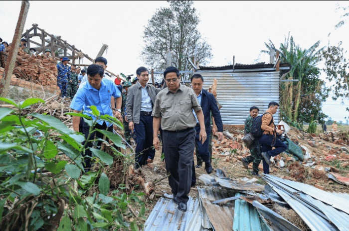 Thu-tuong-pham-minh-chinh-chi-dao-khan-sau-khi-den-tham-nguoi-dan-chiu-anh-huong-nang-ne-do-mua-lu-4