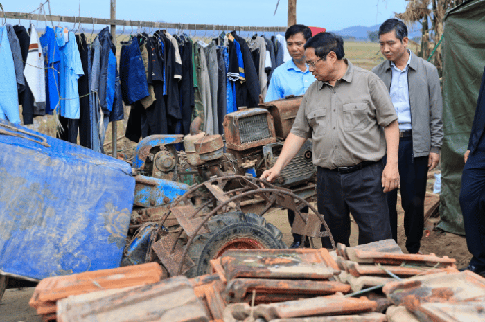 Thu-tuong-pham-minh-chinh-chi-dao-khan-sau-khi-den-tham-nguoi-dan-chiu-anh-huong-nang-ne-do-mua-lu-5