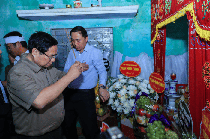 Thu-tuong-pham-minh-chinh-chi-dao-khan-sau-khi-den-tham-nguoi-dan-chiu-anh-huong-nang-ne-do-mua-lu-6
