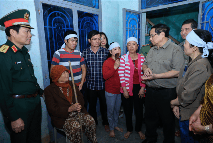 Thu-tuong-pham-minh-chinh-chi-dao-khan-sau-khi-den-tham-nguoi-dan-chiu-anh-huong-nang-ne-do-mua-lu-7