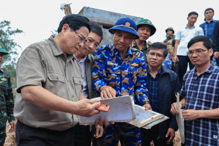 Thu-tuong-pham-minh-chinh-chi-dao-khan-sau-khi-den-tham-nguoi-dan-chiu-anh-huong-nang-ne-do-mua-lu-8