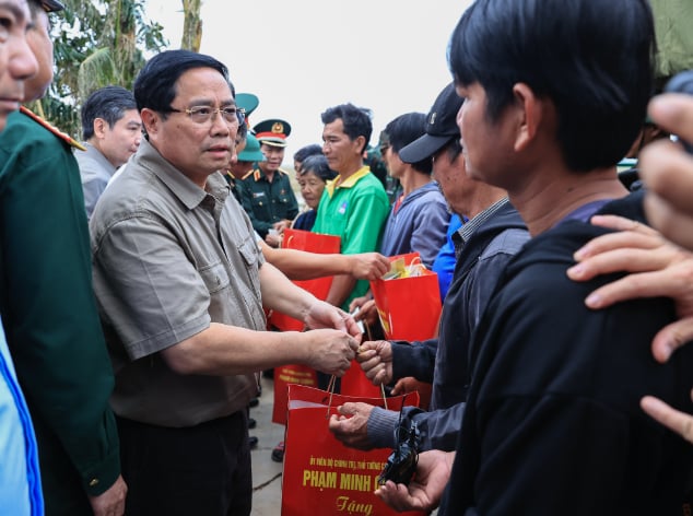 Thu-tuong-pham-minh-chinh-chi-dao-khan-sau-khi-den-tham-nguoi-dan-chiu-anh-huong-nang-ne-do-mua-lu-9