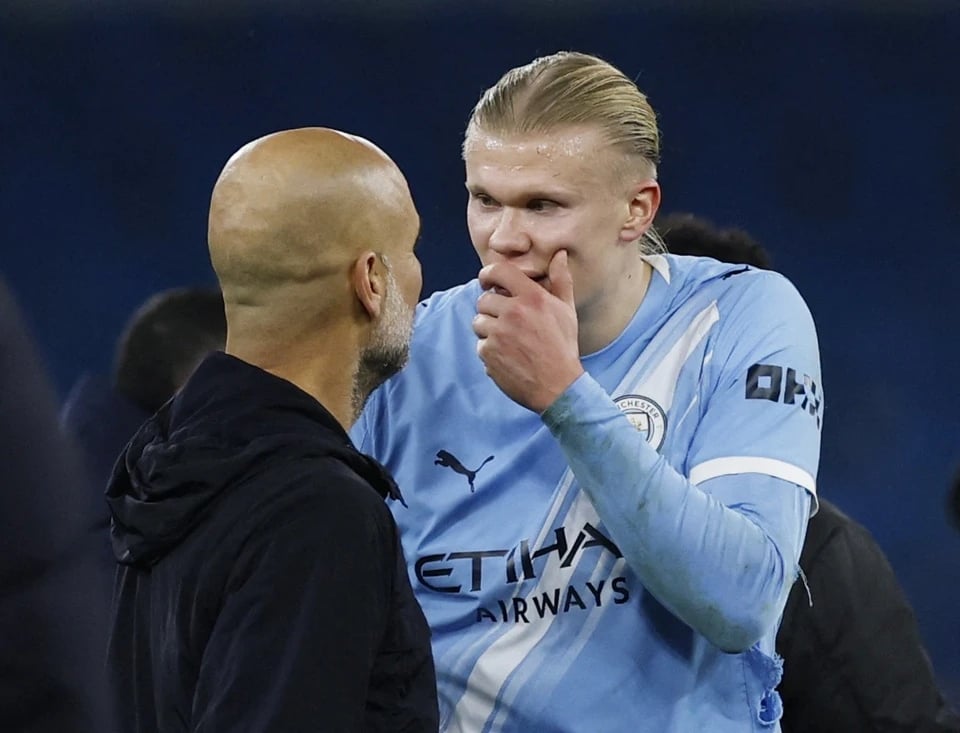 30-1764461519-phil-foden-lap-cu-dup-cuu-man-city-erling-haaland-cang-thang-voi-pep-guardiola-sau-tran.webp