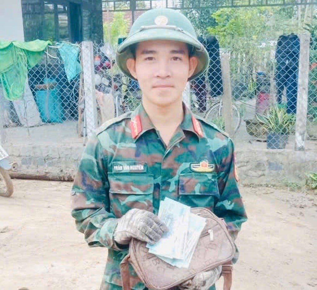 Bộ đội liên tục tìm thấy tiền, vàng nằm trong rác sau lũ ở Đắk Lắk - 1