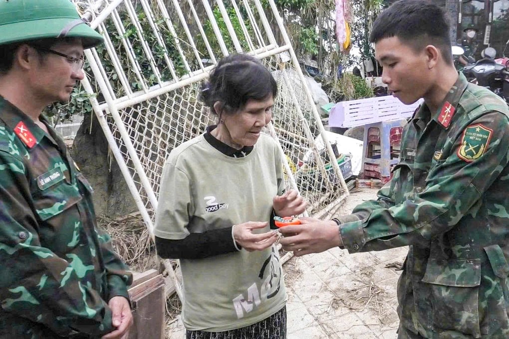 Bộ đội liên tục tìm thấy tiền, vàng nằm trong rác sau lũ ở Đắk Lắk - 2