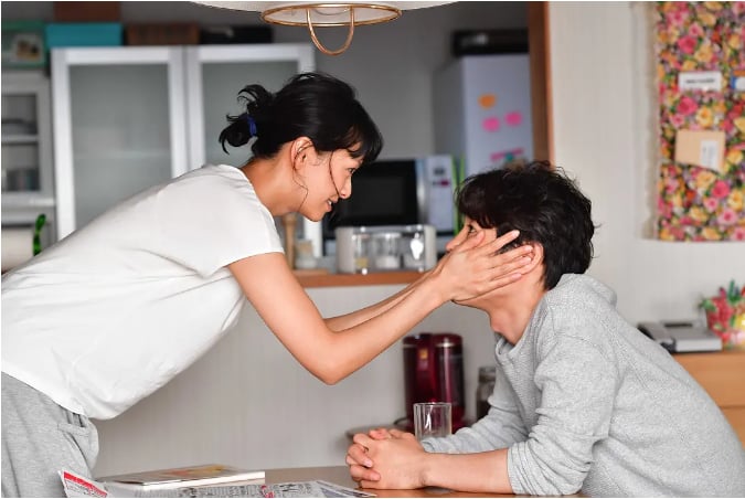 Một tối, thấy tóc chồng bạc trắng bất thường rồi nghe anh thú nhận bí mật giấu kín, tôi choáng váng đến điếng cả người- Ảnh 1.