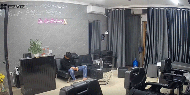 Hai-phong-chu-nha-sung-so-khi-phat-hien-tho-cat-toc-ngoi-trong-tu-the-guc-dau-xuong-goi-khong-tinh