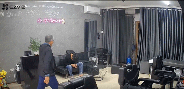 Hai-phong-chu-nha-sung-so-khi-phat-hien-tho-cat-toc-ngoi-trong-tu-the-guc-dau-xuong-goi-khong-tinh-1