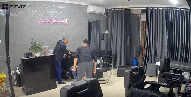 Hai-phong-chu-nha-sung-so-khi-phat-hien-tho-cat-toc-ngoi-trong-tu-the-guc-dau-xuong-goi-khong-tinh-4